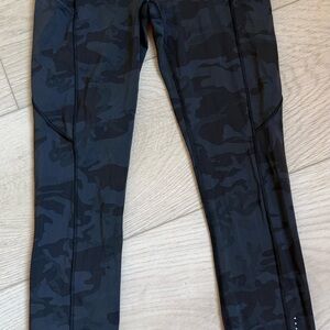 lululemon athletica Black Camouflage Leggings size 4 with Size Dot